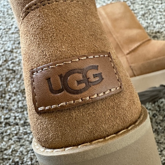 UGG Women's Classic Zip - Picture 4 of 13